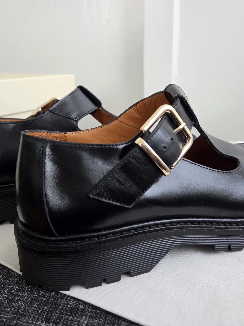 Sézane Violette Babies in Glossy Black - Picture 4 of 8